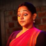 Santhy Balachandran Instagram - Veeram: “Aa samayathu Ravana…” * An incantation that prepares the actor to assume the role of Ravana, even as it reminds us that the actor and the character are separate entities. The Indian tradition of acting distinguishes between the individual, the actor and the character. This distinction allows one to be a kadhapatra — a vessel for the character. It empowers the individual as an actor, allowing one to maintain a healthy separation from the psyche of the character. To explore the sentiment of Veeram (Valour), Guruji taught us the choreography to an excerpt from Kailasodharanam. Here, the actor embodies the fierce and mighty demon king Ravana as he first appraises, then lifts, and finally tosses Mount Kailasa up into the skies. * ”At that time, Ravana…” @natanakairali ☀️ 📷: @manojparameswaran & Vanikki Tyagi #natanakairali #navarasasadhana #veeram