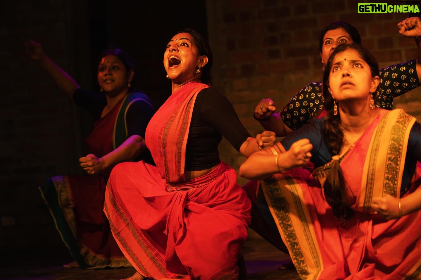 Santhy Balachandran Instagram - Veeram: “Aa samayathu Ravana…” * An incantation that prepares the actor to assume the role of Ravana, even as it reminds us that the actor and the character are separate entities. The Indian tradition of acting distinguishes between the individual, the actor and the character. This distinction allows one to be a kadhapatra — a vessel for the character. It empowers the individual as an actor, allowing one to maintain a healthy separation from the psyche of the character. To explore the sentiment of Veeram (Valour), Guruji taught us the choreography to an excerpt from Kailasodharanam. Here, the actor embodies the fierce and mighty demon king Ravana as he first appraises, then lifts, and finally tosses Mount Kailasa up into the skies. * ”At that time, Ravana…” @natanakairali ☀️ 📷: @manojparameswaran & Vanikki Tyagi #natanakairali #navarasasadhana #veeram