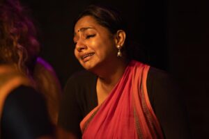 Santhy Balachandran Instagram - Roudram (Anger| Images 1,2,3) and Karunam (Pathos| Images 4,5,6).

Two emotions that are often disguised as each other… Unexpressed grief often manifests as rage while unexpressed anger transmutes itself into sorrow. Both have their source in pain. But your default depends on what you have been permitted to show.

For a fortnight, sheltered from a world where the expression of these emotions is policed by gender, we learned to give voice to our anger and lend tears to our grief.

Thank you, Guruji. 

@natanakairali ☀️

📷: @manojparameswaran 

#natanakairali #navarasasadhana
