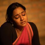 Santhy Balachandran Instagram - Roudram (Anger| Images 1,2,3) and Karunam (Pathos| Images 4,5,6). Two emotions that are often disguised as each other… Unexpressed grief often manifests as rage while unexpressed anger transmutes itself into sorrow. Both have their source in pain. But your default depends on what you have been permitted to show. For a fortnight, sheltered from a world where the expression of these emotions is policed by gender, we learned to give voice to our anger and lend tears to our grief. Thank you, Guruji. @natanakairali ☀️ 📷: @manojparameswaran #natanakairali #navarasasadhana