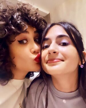 Sanura Jafarova Instagram - Zaman suretle axıb gedir ve biz hech ferqinde bele deyilik. Mektebi bitirdiyin, universitete getdiyin gunleri, ilk ish gununu, evlendiyin gunu, ana oldugun gunu, bu gune kimi hersheyi nece birlikde yashamishiqsa butun bunlarida beraber yashayaq InshAllah. Her zaman xoshbext  olmanı dileyirem. InshAllah  seni her zaman xoshbext ede bilerem. Yolun, bextin achiq olsun. Heyat hemishe sene gulsun, guldursun InshAllah🙏🏻 Dogum gunun mubarek, gozel qızım Aylam😘❤️