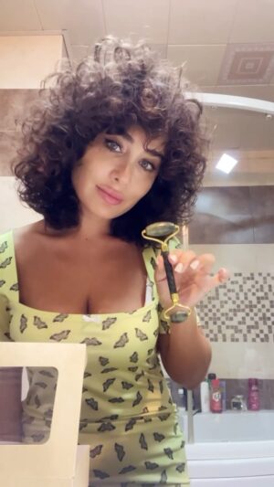 Sanura Jafarova Instagram - Gundelik uz baximi rutinimde @salam_beauty_az  elde etdiyim nefrit dashindan olan roller ve quasha’ dan istifade edirem, uzde olan odem (shishkinlik) qarshi ve uz ovalinin berpasinda chox effektivdir😌