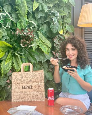 Sanura Jafarova Instagram - Yay sona chatsa da, heyatinizin en shirin anlarını yeniden yashamaga devam etmeyinize hech kim mane ola bilmez😌Shexsen men bunu Wolt ile birlikde edirem və eyni sheyi etmenizi meslehet gorurem, chunku SANURA promokodum ile ilk 2 sifarish eden her kes her bir sifarish uchun 3 AZN endirim elde edecek! 🤩@wolt.azerbaijan