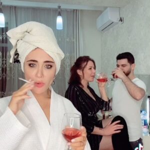 Sanura Jafarova Instagram - Olardiz?)
@theroshn make up @r_irada 😘  @royaofficial @rauf_music