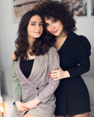 Sanura Jafarova Instagram - Sen menim bu dunyadaki en guclu, hemde en zeif yerimsen.Beraber boyuduk biz...heyat yoldashimsan...heyatimdaki en boyuk ugurum, milyonlara sigdira bilmediyim qeder shukurumsen Qizim❤️ 
 
Ezizim @nikoabbasov bu gozel layihe uchun sene teshekkur edirem, 8 Marta #anaminqiziyam dushunulmush en gozel hediyyedir mence😍Butun xanimlarimizi tebrik edirem, tekce Qadinlar gunumuz yox Qadinlar mubarek olsun!🌹