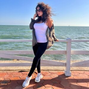 Sanura Jafarova Instagram - Qederinden artiq sevgi hemishe nifretle bitir🍁