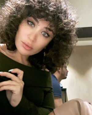 Sanura Jafarova Instagram - Kolgesi durmush bash ucumda, o meni yatizdirmasa yatmaz....