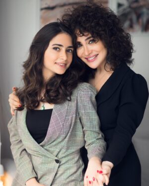 Sanura Jafarova Instagram - Sen menim bu dunyadaki en guclu, hemde en zeif yerimsen.Beraber boyuduk biz...heyat yoldashimsan...heyatimdaki en boyuk ugurum, milyonlara sigdira bilmediyim qeder shukurumsen Qizim❤️ 
 
Ezizim @nikoabbasov bu gozel layihe uchun sene teshekkur edirem, 8 Marta #anaminqiziyam dushunulmush en gozel hediyyedir mence😍Butun xanimlarimizi tebrik edirem, tekce Qadinlar gunumuz yox Qadinlar mubarek olsun!🌹