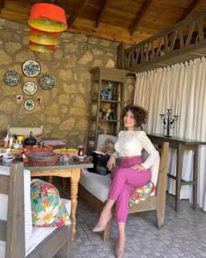 Sanura Jafarova Instagram - Ilin istelinen gununde yay feslini yashaya bileceyiniz mekan @dukkanorganic🌸  Geyim @goex_az