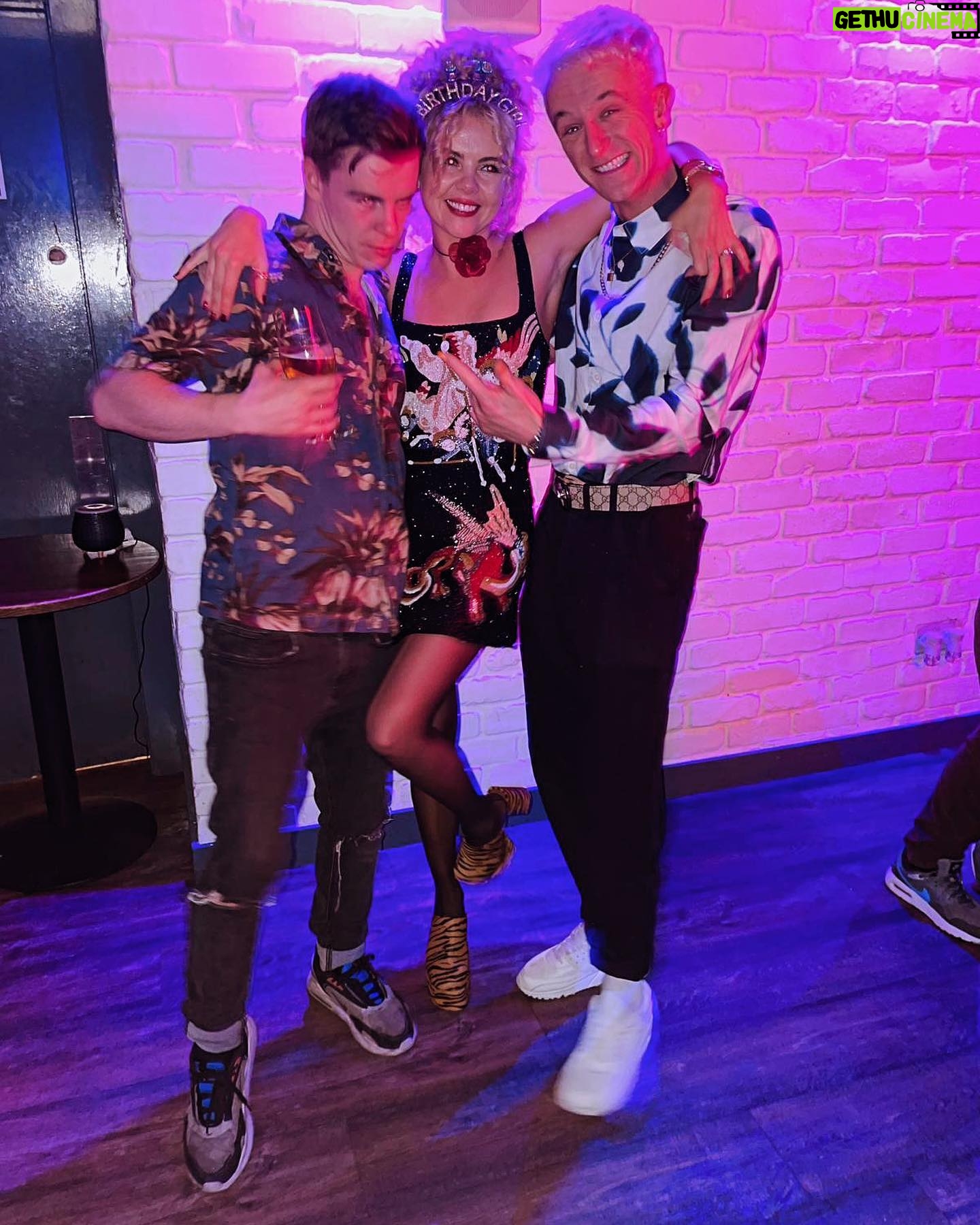 Saoirse-Monica Jackson Instagram - 30 & Sliving , with a beautiful crew . ♥️🦄🎉✨