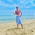 Saoirse-Monica Jackson Instagram – Con le mani, con le mani, con le mani
Ciao ciao
Con i piedi, con i piedi, con i piedi
Ciao ciao 🍷☀️….. it’s been quite the summer 💓👙💏