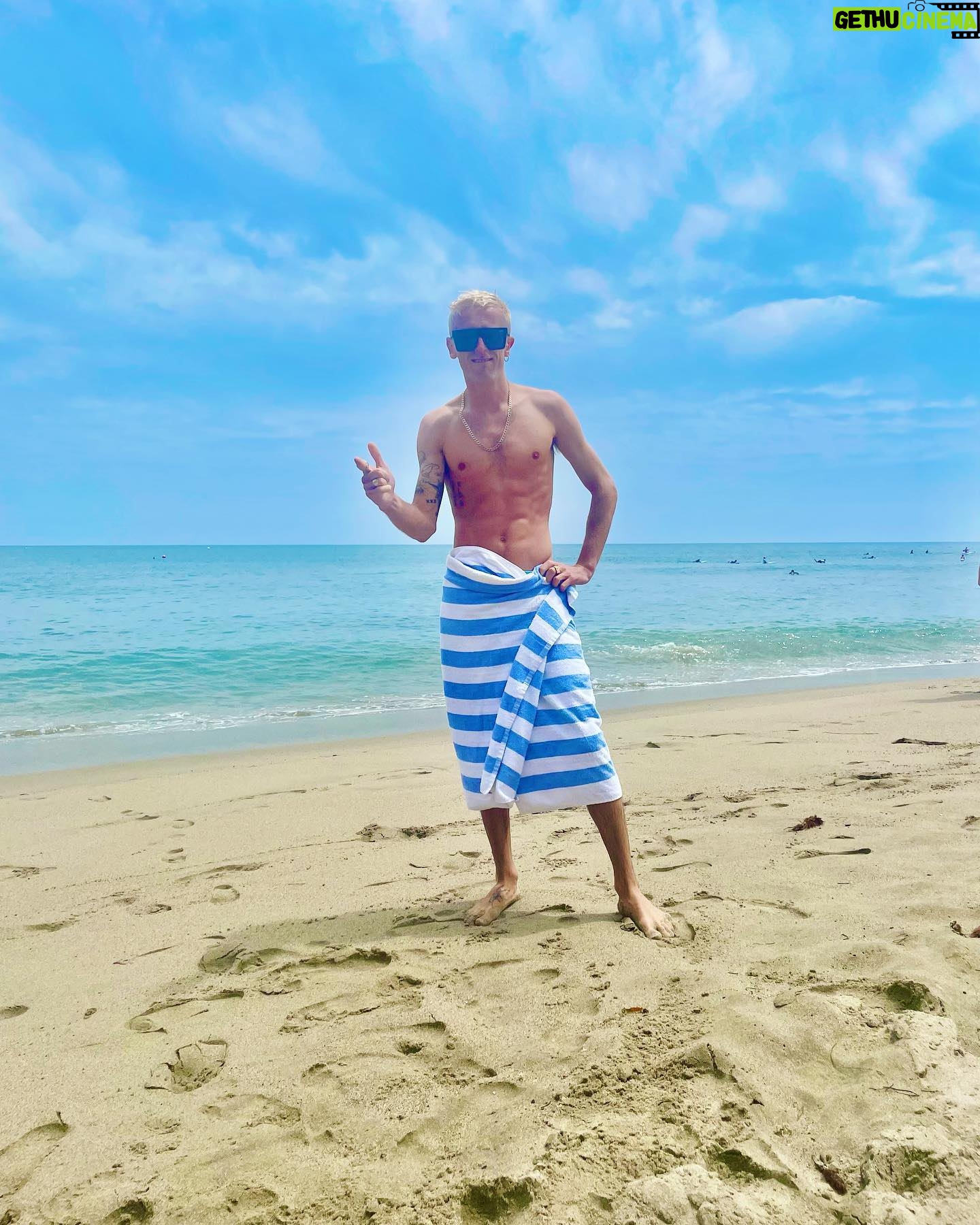Saoirse-Monica Jackson Instagram - Con le mani, con le mani, con le mani Ciao ciao Con i piedi, con i piedi, con i piedi Ciao ciao π·βοΈβ¦.. itβs been quite the summer πππ