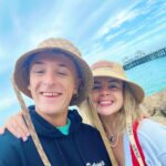 Saoirse-Monica Jackson Instagram – Con le mani, con le mani, con le mani
Ciao ciao
Con i piedi, con i piedi, con i piedi
Ciao ciao 🍷☀️….. it’s been quite the summer 💓👙💏