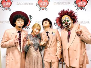 Saori Instagram - 新年あけましておめでとうございます。

紅白の帰り道、報道陣に
「今年の抱負は！？」と聞かれた深瀬くん。立ち止まって振り返り、

「おどらない」

と答えてました。
どうなるでしょうね〜　　

私の抱負は、
週一回酒を飲まない日を作る、です。

今年もよろしくお願いします。
