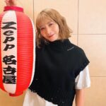 Saori Instagram - Zepp名古屋公演でした。 いや〜Zeppって何て演奏しやすいんだろ〜！ 音が壁に反響してわんわんしちゃうアリーナとか、響きに芯がなくなる野外ステージとかを経験して帰ってくると、 20キロの重さをドサっと落として演奏してる感じがします。 言い過ぎかな。ちょっと格好つけました。 写真は、酔っ払って店の提灯を持って 帰ってきちゃった人のイメージ。 MARNIのベストは夫からの誕生日プレゼントです。ウフ。 次はZepp大阪で。