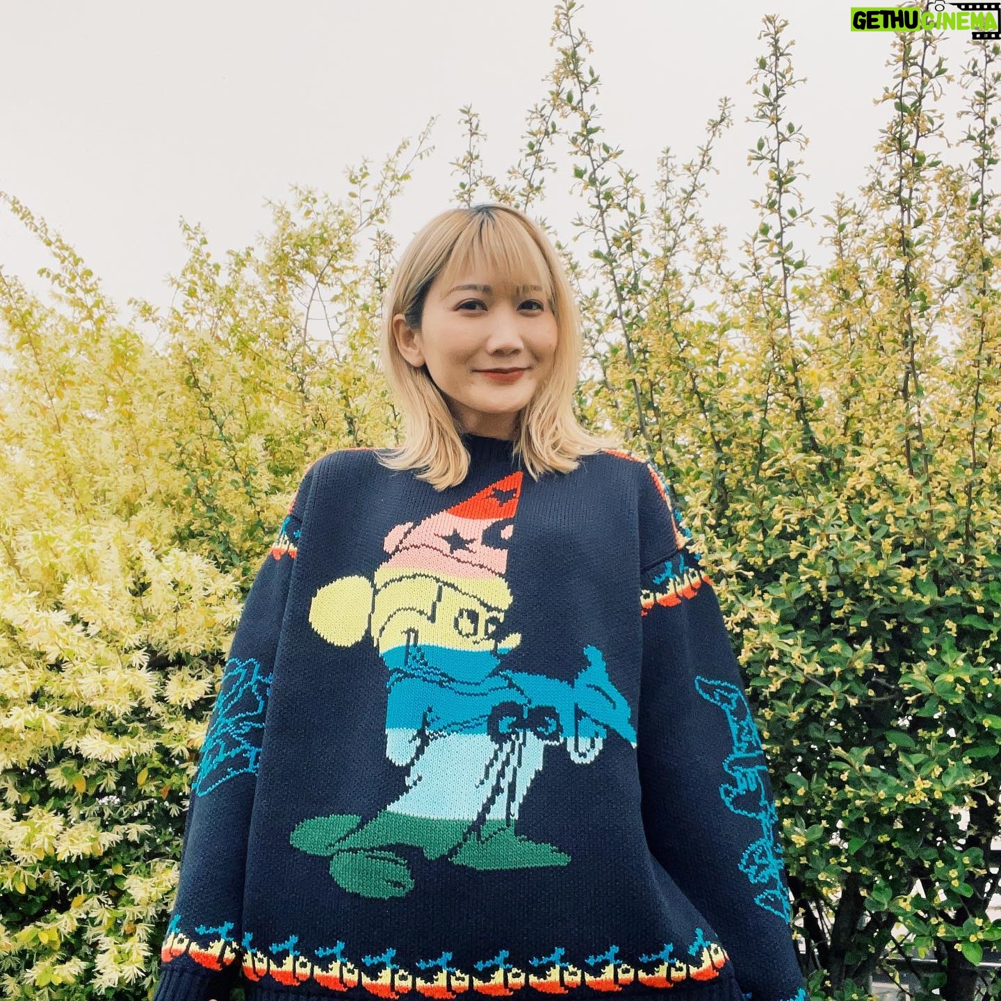 Saori Instagram - 差別はなくなる方がいいし、環境汚染なんてしたくないし、動物は幸せでいてほしい。 そう思っていても、知らないうちにそれらに加担してしまっていることは多い。 例えば食べているもの、選んだ家具や服が作られるシステムや、その理念を知らないときに。 ステラマッカートニーの服に袖を通した時、「無駄を削減することに力を入れている」と説明して貰った。 レザー、ファー、ダウンを含め、服を作るときに無駄な殺生を行わないことや、資源を採取しすぎないこと、作りすぎないことを気をつけていること。 ステラの服を着るときはいつもそのことを思う。 流行とは関係なく、大事に長く着たい。 In addition to eliminating discrimination, we must focus on protecting our environment, our world, and the animals that live in it. Even though most of us are aware of this, we are complacent in so many ways. We don't seek out the truth behind the products we buy, the food we eat, and the clothes we wear. When I wore Stella McCartney's clothes for the first time, I was told that their goal is to reduce waste and make clothing that is cruelty free. They do not harm animals by using leather, fur, or down. There is no excessive waste, and they do not overproduce their products. Every time I slip into Stella's clothes, I am reminded of this. I want to wear them for a long time, regardless of what's trendy or in fashion. I want to be responsible and reuse. #stellamccartney #home #おうちが春