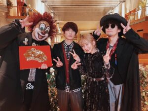 Saori Instagram - 本日、レコード大賞を頂きましたっ！

デビューしてから十二年間の間に、
私は妊娠と出産を経験しました。

大きな転機を迎えても、母親になっても、変わらずステージに立てたこと、何も失わずに挑戦し続けられたこと、そしてこんな素敵な賞を頂けたのは、
家族とメンバーとスタッフの皆さんの
理解とサポートのお陰だと
心から思う日でした。

応援してくれた皆さん、
本当にありがとうございました。

#レコード大賞