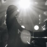 Saori Instagram - 産後一ヶ月から働き始めた時は、 こんなに小さな子どもを置いて ステージに上がって良いんだろうかと すごく悩んだ。 批判もあったけれど、 それ以上に自分自身も葛藤していた。 なんの迷いもなく 働きに出られた訳じゃなかった。 でも、デビュー12年で ドームツアーに 20万人ものお客さんが来てくれて 四歳になった息子は ライブが大好きになった。 最近は、 あれでよかったのかな、と 懐かしい気持ちになる。 でも、保育園にいく息子に 「ママと一緒にいたい」と 泣かれるたび、心が痛いのよねえ！ #sekainoowari #dugaradidu