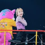 Saori Instagram - いつもギューっとして 一緒にトロッコに 乗り込んでいたガルル。 千秋楽が終わったあと、 感極まって楽屋で泣いていたね。 お疲れさま！ あんまり近付くと、 ヒゲが顔に刺さるんだよね。（２枚目） #dugaradidu #dgdd #sekainoowari