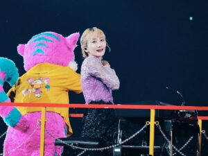Saori Instagram - いつもギューっとして
一緒にトロッコに
乗り込んでいたガルル。

千秋楽が終わったあと、
感極まって楽屋で泣いていたね。

お疲れさま！

あんまり近付くと、
ヒゲが顔に刺さるんだよね。（２枚目）

#dugaradidu #dgdd #sekainoowari
