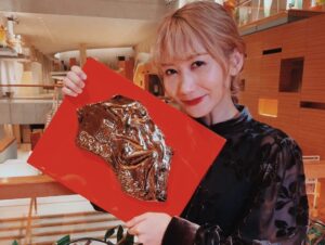 Saori Instagram - 本日、レコード大賞を頂きましたっ！

デビューしてから十二年間の間に、
私は妊娠と出産を経験しました。

大きな転機を迎えても、母親になっても、変わらずステージに立てたこと、何も失わずに挑戦し続けられたこと、そしてこんな素敵な賞を頂けたのは、
家族とメンバーとスタッフの皆さんの
理解とサポートのお陰だと
心から思う日でした。

応援してくれた皆さん、
本当にありがとうございました。

#レコード大賞