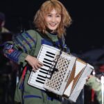 Saori Instagram - オーケストラのみんなと 最後の音を切る瞬間、 指揮者になった気分で このポーズ。 めっちゃきもちいい。 #blueplanetorchestra