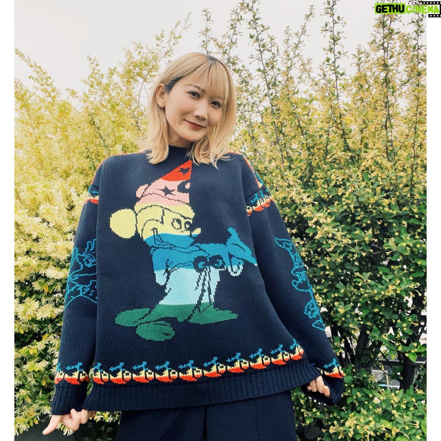 Saori Instagram - 差別はなくなる方がいいし、環境汚染なんてしたくないし、動物は幸せでいてほしい。 そう思っていても、知らないうちにそれらに加担してしまっていることは多い。 例えば食べているもの、選んだ家具や服が作られるシステムや、その理念を知らないときに。 ステラマッカートニーの服に袖を通した時、「無駄を削減することに力を入れている」と説明して貰った。 レザー、ファー、ダウンを含め、服を作るときに無駄な殺生を行わないことや、資源を採取しすぎないこと、作りすぎないことを気をつけていること。 ステラの服を着るときはいつもそのことを思う。 流行とは関係なく、大事に長く着たい。 In addition to eliminating discrimination, we must focus on protecting our environment, our world, and the animals that live in it. Even though most of us are aware of this, we are complacent in so many ways. We don't seek out the truth behind the products we buy, the food we eat, and the clothes we wear. When I wore Stella McCartney's clothes for the first time, I was told that their goal is to reduce waste and make clothing that is cruelty free. They do not harm animals by using leather, fur, or down. There is no excessive waste, and they do not overproduce their products. Every time I slip into Stella's clothes, I am reminded of this. I want to wear them for a long time, regardless of what's trendy or in fashion. I want to be responsible and reuse. #stellamccartney #home #おうちが春