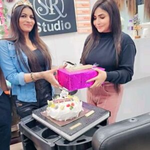 Sapna Sharma Instagram - #Beautiful gift from preeti to sapna #pre birthday celebration with 🧡 @preeti_puneet_ @sapna_dream_queen @rajsiverma_backupofficial @rajsiverma_official11 @rajsi206 @rajsi_queen