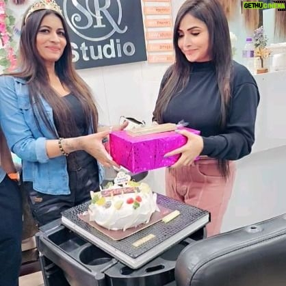 Sapna Sharma - 1.4K Likes - #Beautiful gift from preeti to sapna #pre birthday celebration with 🧡 @preeti_puneet_ @sapna_dream_queen @rajsiverma_backupofficial @rajsiverma_official11 @rajsi206 @rajsi_queen