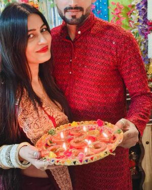 Sapna Sharma Instagram - 🪔🪔🪔🪔🪔🪔दीपक की रौशनी, पटाखों की आवाज🪔🪔🪔🪔🪔🪔🪔🪔🪔🪔🪔 

अपनों का प्यार, मुबारक हो दिवाली का त्योहार !🥰🥰