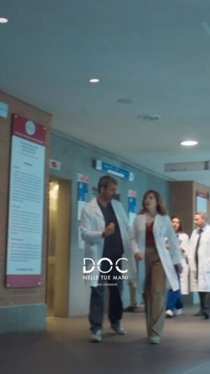Sara Lazzaro Instagram - Come iniziare l’anno nel modo giusto? Con un’anticipazione di #DOCNelleTueMani3! 😉

Il conto alla rovescia è partito!⏳
🗓️ Appuntamento a giovedì 11 gennaio alle 21:30 su Rai1 e su RaiPlay! 🤲 💙

#DOCNelleTueMani3 #DOC3
#lucaargentero #matildegioli #giovanniscifoni #pierpaolospollon #saralazzaro #giusybuscemi #alicearcuri #marcorossetti #elisadieusanio #giacomogiorgio #lauracravedi #elisawong #luxvide #fremantle #raifiction #raiplay