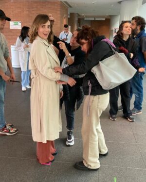 Sara Lazzaro Instagram - un po’ di foto raccordo di Agnese durante le riprese di #DOC3 💙🩺🎬

by @elly_mc_beal 😘
@docnelletuemani