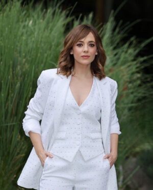 Sara Lazzaro Instagram - Press conference #docnelletuemani3 💙
dall’11 gennaio su @rai1official 

@docnelletuemani 
@luxvide 
@fremantleit 

agent @nceitalianasrl 
press @amendolacomunicazione 
styling @lucapisciottano 
hair @desiredimattia mua @fede_emidi