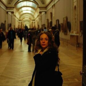 Sara Lazzaro Instagram - perdu au Louvre . 
_____________________
#tb #paris #louvre #wheninparis #suspended #portrait #me #souvenir #13yearsago 😱