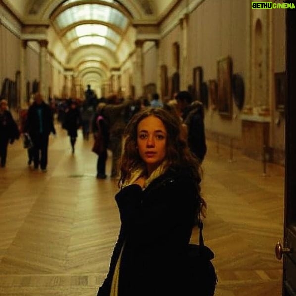 Sara Lazzaro - 2.8K Likes - perdu au Louvre .
_____________________
#tb #paris #louvre #wheninparis #suspended #portrait #me #souvenir #13yearsago 😱