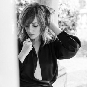 Sara Lazzaro Instagram - “Per me ciascun personaggio ha il suo ‘tempo’, come si dice in inglese, un battito cardiaco unico” 💞

@sara_lazzaro, artista versatile, è in grado di incantare il pubblico con la sua tecnica e profondità interpretativa. Con un percorso (e un 2023) nel cinema ricco di progetti eterogenei, dove la scelta del “sì” è guidata dalla forza della sceneggiatura e dalla possibilità di aggiungere strati e profondità a personaggi già visti, Sara riesce a trasformare ogni prima volta e ritorno sul set in un nuovo incontro con sé stessa. Link in bio per l’intervista! 🙌🏼
•
•
•
#saralazzaro #attrice #acting #cinema #cinemaitaliano #film #movie #laleggedilidiapoët #docnelletuemani #sonolillo #callmyagent #beautiful #intervista #theitalianreve #look #tvseries #netflix #primevideo