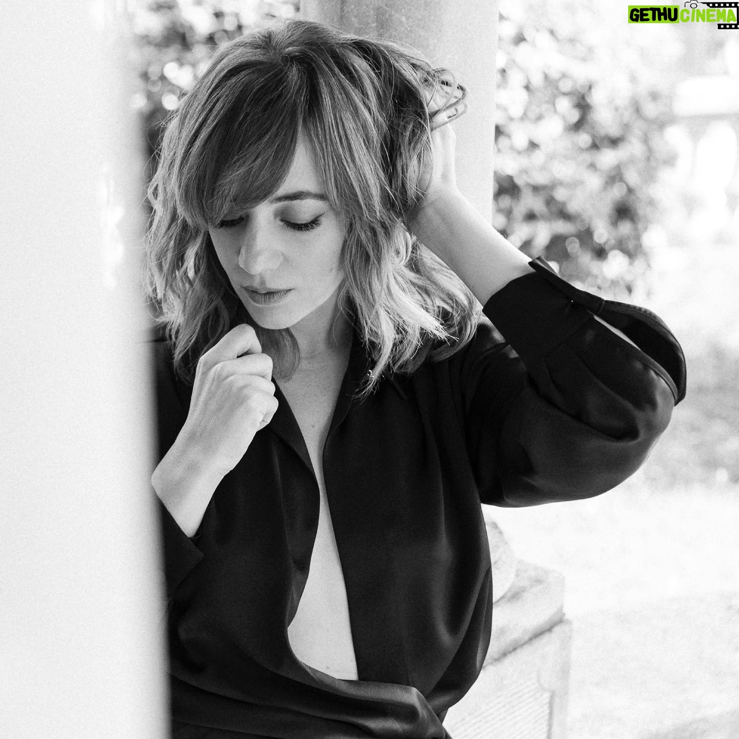 Sara Lazzaro - 1.7K Likes - “Per me ciascun personaggio ha il suo ‘tempo’, come si dice in inglese, un battito cardiaco unico” 💞
@sara_lazzaro, artista versatile, è in grado di incantare il pubblico con la sua tecnica e profondità interpretativa. Con un percorso (e un 2023) nel cinema ricco di progetti eterogenei, dove la scelta del “sì” è guidata dalla forza della sceneggiatura e dalla possibilità di aggiungere strati e profondità a personaggi già visti, Sara riesce a trasformare ogni prima volta e ritorno sul set in un nuovo incontro con sé stessa. Link in bio per l’intervista! 🙌🏼
•
•
•
#saralazzaro #attrice #acting #cinema #cinemaitaliano #film #movie #laleggedilidiapoët #docnelletuemani #sonolillo #callmyagent #beautiful #intervista #theitalianreve #look #tvseries #netflix #primevideo