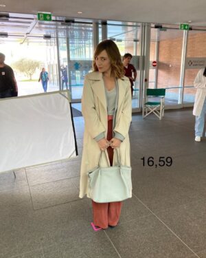 Sara Lazzaro Instagram - un po’ di foto raccordo di Agnese durante le riprese di #DOC3 💙🩺🎬

by @elly_mc_beal 😘
@docnelletuemani