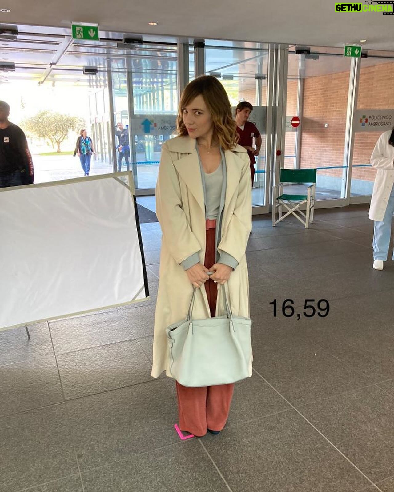 Sara Lazzaro - 16.9K Likes - un po’ di foto raccordo di Agnese durante le riprese di #DOC3 💙🩺🎬
by @elly_mc_beal 😘
@docnelletuemani
