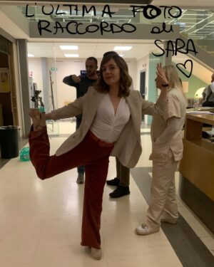 Sara Lazzaro Instagram - un po’ di foto raccordo di Agnese durante le riprese di #DOC3 💙🩺🎬

by @elly_mc_beal 😘
@docnelletuemani