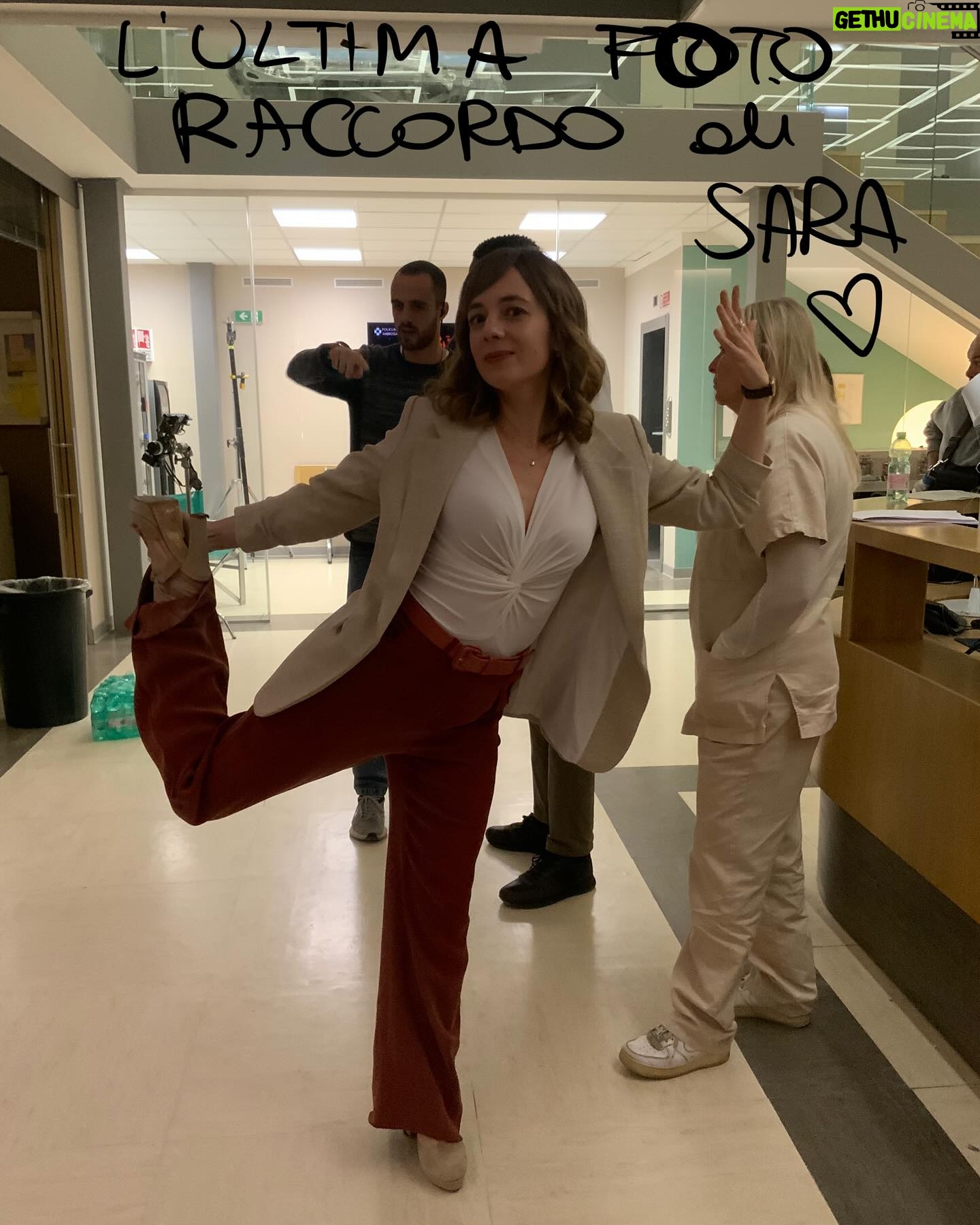 Sara Lazzaro - 16.9K Likes - un po’ di foto raccordo di Agnese durante le riprese di #DOC3 💙🩺🎬
by @elly_mc_beal 😘
@docnelletuemani