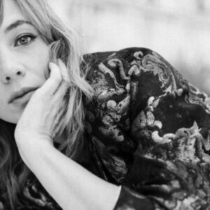 Sara Lazzaro Instagram - “Per me una cosa importantissima in generale è amare, quindi vorrei essere sicura di amare bene, di dire frequentemente alla gente che fa parte della mia vita che gli voglio bene. Le cose possono cambiare davvero in modo così repentino, quindi non dovremmo dare nulla per scontato” 🤍🖤

@sara_lazzaro // #TB
•
•
•
#saralazzaro #attrice #acting #cinema #cinemaitaliano #film #movie #laleggedilidiapoët #docnelletuemani #sonolillo #callmyagent #beautiful #intervista #theitalianreve #look #tvseries #netflix #primevideo