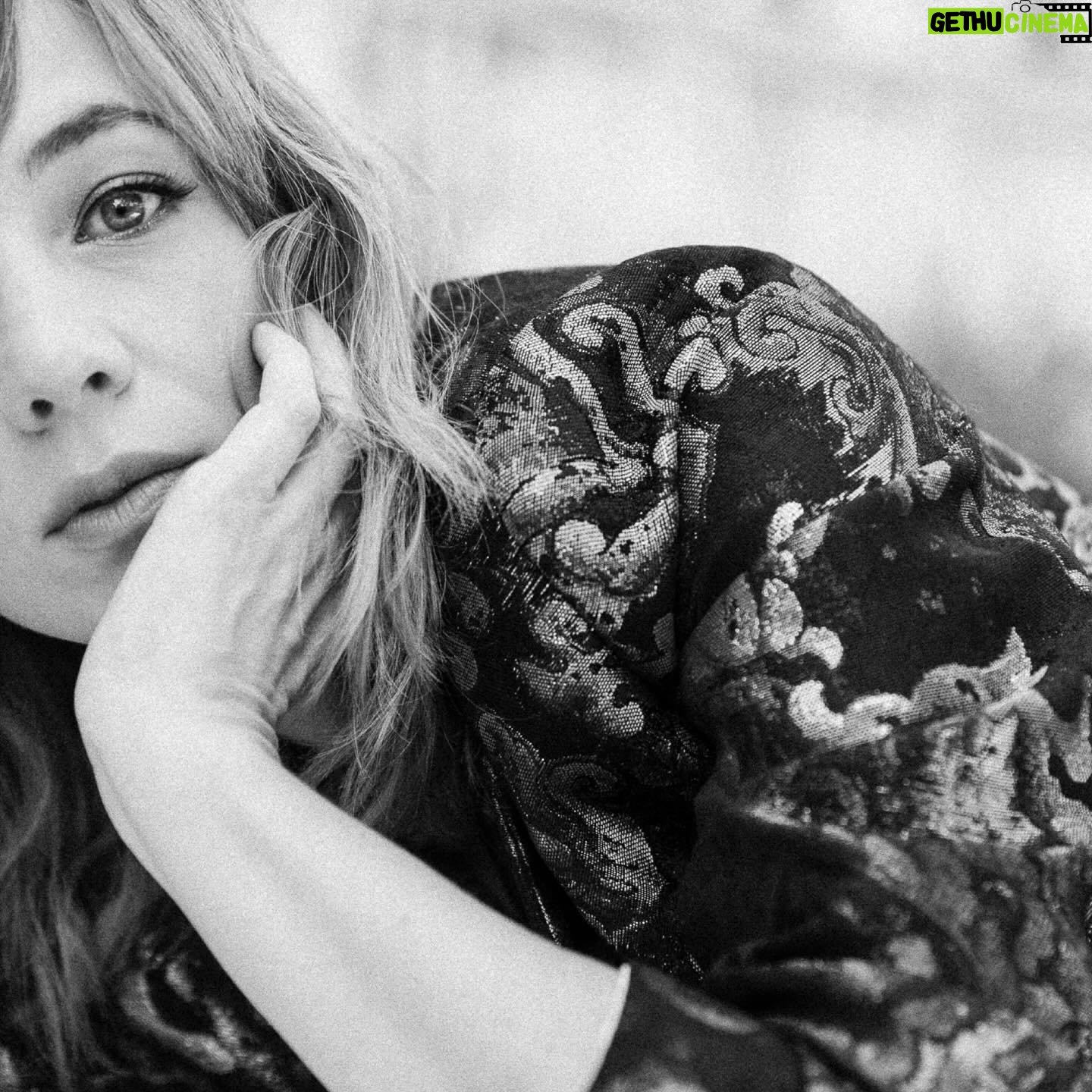 Sara Lazzaro - 1.9K Likes - “Per me una cosa importantissima in generale è amare, quindi vorrei essere sicura di amare bene, di dire frequentemente alla gente che fa parte della mia vita che gli voglio bene. Le cose possono cambiare davvero in modo così repentino, quindi non dovremmo dare nulla per scontato” 🤍🖤
@sara_lazzaro // #TB
•
•
•
#saralazzaro #attrice #acting #cinema #cinemaitaliano #film #movie #laleggedilidiapoët #docnelletuemani #sonolillo #callmyagent #beautiful #intervista #theitalianreve #look #tvseries #netflix #primevideo