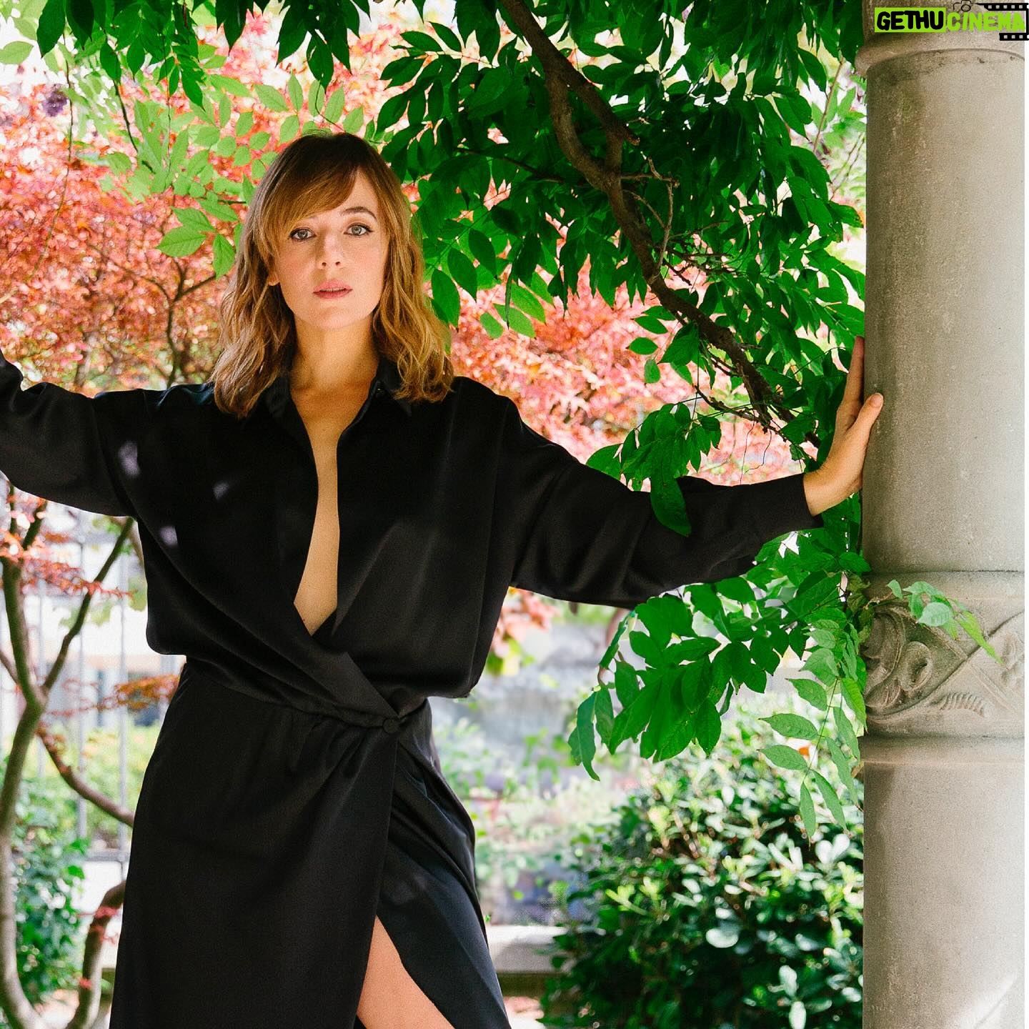 Sara Lazzaro - 1.9K Likes - “Per me una cosa importantissima in generale è amare, quindi vorrei essere sicura di amare bene, di dire frequentemente alla gente che fa parte della mia vita che gli voglio bene. Le cose possono cambiare davvero in modo così repentino, quindi non dovremmo dare nulla per scontato” 🤍🖤
@sara_lazzaro // #TB
•
•
•
#saralazzaro #attrice #acting #cinema #cinemaitaliano #film #movie #laleggedilidiapoët #docnelletuemani #sonolillo #callmyagent #beautiful #intervista #theitalianreve #look #tvseries #netflix #primevideo