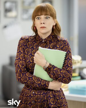 Sara Lazzaro Instagram - …che questa 2a stagione abbia inizio!!

(questa è la reazione di Monica)

da oggi i primi due episodi 🌋
guests #valeriagolino #valeriabrunitedeschi @gmuccino 

#CallMyAgentIta su @skyitalia @nowtvit 

regia @lucaribuoli 
scrittura #LisaNurSutan
@palomarproduction 

#callmyagent #italia #tvseries