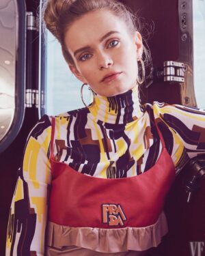 Sara Paxton Instagram - What a dream come true! I’m in the Vanity Fair December issue talking about The Frontrunner! On stands now and link to the article in the bio. 💛 Huge thank you to @kristasmith @vanityfair @alyx34 @morganpesante and of course @jasonreitman @frontrunnermovie