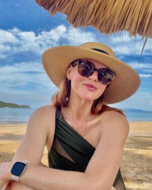 Sara Rue Instagram - I think I've officially moved to Mexico? Forward my mail and send some larger hats. Please and thank you. 🌊🇲🇽☀️Quick Q. Do they make a 1000 SPF? Asking for a very pale lady... who is me.