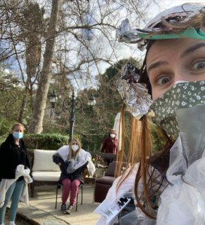 Sara Rue Instagram - Hollywood glamour! My buddy @annaleighashford and I got our hair done! (Socially distant, outside, masked and covid tested...) Thank you @mrlukaro and @ronacolor ❤️❤️❤️❤️❤️