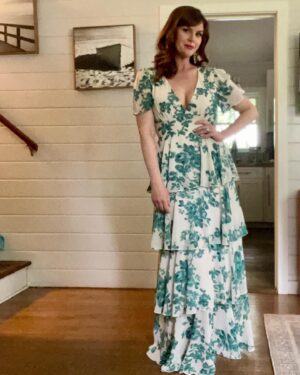 Sara Rue Instagram - New gardening outfit 🌷🌱🌼👩🏼‍🌾🪴