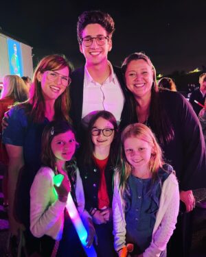 Sara Rue Instagram - This lady threw on her comfiest  mom jumper and took her daughter and two buddies to @disneyzombies - Let me tell you. It was kinda my favorite premier ever. Seriously. Getting to see it all through these girls eyes was really special. The kids in the movie (I'm so old) were all so gracious and let the girls full on stalk them for many 📸. And a special bonus for me was getting to hug my pal  @camrynmanheim and watch her be a proud mamma w @milomanheim 💚 She is #momgoals truly! Congratulations #milomanheim @megdonnelly and the entire cast of #zombies3 - It airs this Friday on @disneyplus 🧟‍♂️🧟‍♀️ Thank you @nicolaparish #memoriesforever #zombies3 #disney